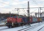 Durchfahrt eines Containerzuges am 11.12.2012 in Kassel-Wilhelmshhe, gezogen von 294 684-6.