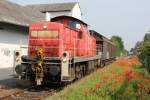 Rot blühte der Mohn im Bahnhof Versmold und 294 847 wartete auf die Rückfahrt nach Gütersloh.