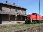 Am 16.04.2007 hatte 294 762 keine Arbeit! Hier steht sie vor dem Bahnhofsgebude von Hirschau (Strecke Amberg-Schnaittenbach). Man beachte auch das harte Leben der Eisenbahner.