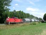 Am 06.07.2006 nahm 294 631 mit einem voll beladenen Gterzug Anlauf um die Kurz nach Hirschau beginnende Steigung zu bewltigen. (Strecke Amberg-Schnaittenbach). Der Staub kommt von den Rckstnden von dem Beladevorgeng! Die Wagen haben Kaolin und Quarzsand geladen!