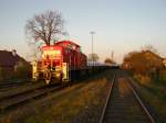 Am Abend des 12.04.2007 steht 294 762 mit einem Gterzug im Endbahnhof Schnaittenbach (Strecke Amberg-Schnaittenbach). Die Res Wagen wurden in Nrnberg zu einem Ganzzug von insgesamt 18 Wagen gesammelt und nach Rotterdam zum Hafen gefahren, wo die BigPacks mit Kaolin nach Saudi-Arabien oder so versandt wurden. Die BigPack Aktion ist ziemlich selten. Das Gebude rechts ist der ehemalige Schnaittenbacher Lokschuppen zusehen, der jetzt eine Schlosserei beherbergt.