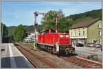 Die Hagener 294 395 ist am Morgen 8.06.2007 mit 2 Gterwaggons in Rummenohl angekommen und wird sie jetzt auf das Anschlussgleis des Schrotthndlers bringen.