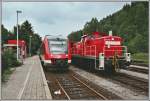 Am 06.06.2007 rangiert die ganz saubere 294 866 einige Schotterwagen im Bahnhof Brgge (Westf).