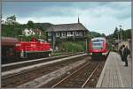 294 866 steht am 04.06.07 mit dem Schotterzug auf dem Seitengleis und wird gleich einige Fc Wagen auf ein Nebengleis rangieren. Am Bahnsteig rollt ein 648er als RB52  Volmetalbahn  nach Dortmund ein.

