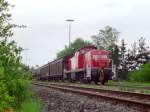 Am 08.05.2002 fhrt 294 147 in den Endbahnhof Schnaittenbach mit einem Gterzug ein.