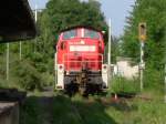 Am 01.06.2007 hlt 294 716 vor dem Bahnbergang in Hirschau um den Rangierer abzusetzten damit der die Schranken runter lsst und nach berqueren des B die Weiche umstellt, dass die 294 einige Wagen aus dem Gleis 2 holen kann! (Strecke Amberg-Schnaittenbach)