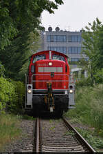 Nördlicher Anschluss der Finsterwalder Transport und Logistik GmbH in Halle (Saale)

Nachschuss auf 294 619-2 (294 119-3 | 290 119-7 | DB V 90), die Finsterwalder mit einem neuen Schwung Wagen beliefert.
Aufgenommen vom Bahnübergang Reideburger Straße.

🧰 DB Cargo
🕓 7.6.2021 | 14:38 Uhr