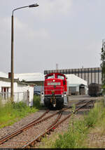 Nördlicher Anschluss der Finsterwalder Transport und Logistik GmbH in Halle (Saale)

294 619-2 hat ihre beiden Wagen auf dem linken Gleis endgültig abgeliefert und wechselt nun auf das Nachbargleis, um bereits zuvor abgestellte Schiebewandwagen zurück zur Zugbildungsanlage (ZBA) Halle (Saale) mitzunehmen.
Aufgenommen von einem Parkplatz.

🧰 DB Cargo
🕓 7.6.2021 | 15:02 Uhr