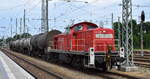 DB Cargo AG, Mainz mit ihrer  294 605-1  (NVR:  98 80 3294 605-1 D-DB ) und einigen Kesselwagen am 15.06.23 Vorbeifahrt Bahnhof Ruhland.