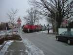 Am 25.01.2006 fhrt 294 402 mit einem Gterzug aus dem bahnhof Hirschau aus und berquert gerade die Klaus-Conrad-Strae auf dem Weg nach Amberg.