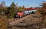 Die DB Cargo 294 744 bringt am Morgen des 27. Oktober 2026 den Schwenninger �lzug �ber die bunte Alemannenbahn ins Industriegebiet Rammelwiesen. Das herbstliche Bild entstand bei Marbach Ost.