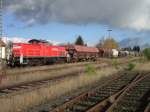 Am 09.11.2006 steht 294 716 mit ihrem Gterzug abfahrbereit in Hirschau. (Strecke Amberg-Schnaittenbach)