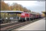 294 779-4 wartet am bewlkten Vormittag des 30.10.07 mit ein paar Hochbordwagen im Schlepp und am Zugschluss mit Schublok 218 196-4 auf die Ausfahrtserlaubnis aus dem Bahnhof Kirchheim (Teck).