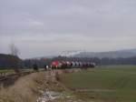 294 580 mit einem Gterzug auf dem Weg zur Wasserscheide kurz vor Gebenbach! (30.11.2007, Strecke Amberg-Schnaittenbach) Im Hintergrund ist der Monte Kaolino zu sehen, auf dem man im Sommer sogar Ski fahren kann. 