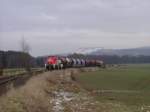 294 580 mit einem Gterzug auf dem Weg zur Wasserscheide kurz vor Gebenbach! (30.11.2007, Strecke Amberg-Schnaittenbach) Im Hintergrund ist der Monte Kaolino zu sehen, das Wahrzeichen der Stadt