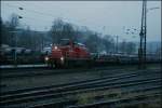 Bei sehr schlechten Witterungsverhltnissen wartet die 294 790 mit einem Coilzug auf die Rangierfahrt zum Gterbahnhof. (01.12.07)