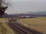 294 262 und Schiebelok 362 427 erklimmen die Steigung kurz hinter Hirschau in Richtung Gebenbach am 08.03.2003! Heute wir hier nicht mehr mit Schiebelok gefahren!