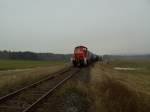 294 898 mit einem schwere Gterzug auf der Fahrt nach Amberg, hier kurz nach Hirschau.