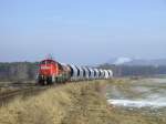 294 898 fhrt mit einem 800 Tonnen-Zug die Steigung zur Wasserscheide zwischen Hirschau und Gebenbach hoch! (04.01.2007, Strecke Amberg-Schnaittenbach)