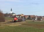 Hier hat es die 294 898 bereits geschafft und rollt mit ihrem Gterzug wieder den Berg hinunter. Hier ist sie bei km 11,0 und vor der  Skyline  von Gebenbach! (11.01.2008, Strecke Amberg-Schnaittenbach)