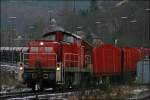 Die Hagen-Vorhaller 294 584 rangiert am Abend des 05.02.2008 in Brgge (Westf) einige Holztransportwagen.