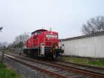 294 845-3 verlst den Bahnhof Grebben (Oberbruch) nach der zustellung eines Kesselwagens. Nach dem die Lok ber das Gleissperrsignal gefahren ist, muss der Rangierer von Hand das Gleis sperren. Auch Weichen und der B Grebbener Str. werden noch von Hand gestellt. Strecke Lindern - Heinsberg.