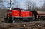 294 875-0 rangiert ein Paar Schotterwagen in Bad Harzburg (8.4.2008)