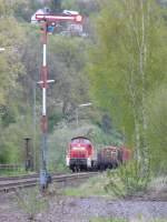 DB Cargo - Einfahrender Gterzug mit der 294 634-1 beim Ausfhrtsignal des Bahnhofes Stockhausen am 30.04.2008