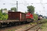 294 595-4 und 143 013-1 begegnen sich in Dessau am 22.05.2009