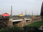 Auf der Brcke ber die Ruhr zwischen Duisburg und Oberhausen herrscht immer reger Verkehr. Trotzdem ist es schon Glcksache wenn man 3 Fahrzeuge (294 der DB, V 300 bzw. 232 von EBW-Cargo und eine Stopfmaschine ? gleichzeitig auf der 4 gleisigen Strecke zusammen fotografieren kann. 