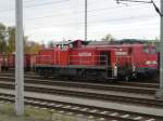 Die 294 770-3 mit einer 140 374-0 auf dem Wagonbergabe-Bahnhof des VW-Werkes in Wolfsburg-Fallersleben.