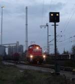 Im Hintergrund die am 15.11.2009 gesprengt werdene Zuckerfabrik bzw. wird der Turm gesprengt. Im Vordergrund musste die 264 701-8 ihre Weiterfahrt erwarten. (13.11.2009, Rgb Ost)