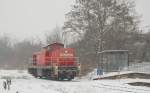 294 681-2 rangiert nun, bei dichtem Schneefall, nach einem Richtungswechsel ihrem Ruheplatz entgegen.
