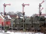 Ein Zug mit Panzern der US-Army verläßt gerade den Bahnhof Pressath (Oberpfalz/Bayern).
Ganz in der Nähe befindet sich der größte europäische Truppenübungsplatz der US-Streitkräfte (Grafenwöhr), deshalb sieht man Züge dieser Art hier häufiger.
(Bild aufgenommen am 4.12.2005)