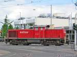 BR 294 085-6 berquert am 2.6.06 die Rheinstrae in Mainz mit einem Containerzug aus dem Mainzer Hafen.