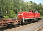 294 725-7 befrdert auf der Hochgeschwindigkeitsstrecke Dren-Kln zwei Flachwagen beladen mit 3 Bundeswehr-2Tonner LKWs in richtung Kln. Das Foto wurde whrend der Fahrt aus der parallel fahrenden S12 aufgenommen. (9.6.06)