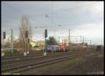 Kurz vor der Abfahrt des Gterzuges der RBH Logistics mit 145-CL 206  am 05.12.2006 aus dem Bahnhof Frankfurt am Main-Griesheim gab die Sonne unerwartet ein kurzes Gastspiel, gerade als 294 809 der DB fotogen neben der Gterzuglok stand.