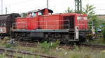 Die DB Lok  294 682-0  rangiert einige Schiebewandwagen um, hier in Gütersloh am 24.08.2020.