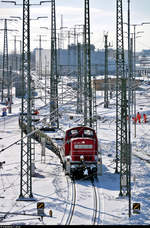 294 905-5 (294 405-0 | 294 405-6 | 290 405-0 | DB V 90) beim Zurücksetzen von vier mit Schnee bedeckten Flachwagen in der Zugbildungsanlage (ZBA) Halle (Saale).