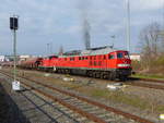 DB Cargo 232 255-0 ( 9280 1232 255-0 D-DB ) und 9880 3294 663-0 D-DB schleppen einen gemischten Güterzug am 19.4.2021 durch Gera