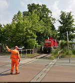 Nördlicher Anschluss der Finsterwalder Transport und Logistik GmbH in Halle (Saale)     Stop! Jetzt geht's weiter.   Das Handzeichen des Rangierbegleiters fordert die Verkehrsteilnehmer auf der