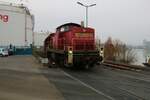 DB Cargo 294 643-2 am 14.01.22 in Hanau Hafen von einen Gehweg aus fotografiert