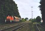 294 262 ist am 25.8.04 mit vier Güterwagen im westlichen Amberger Gleisvorfeld auf dem Streckengleis nach Schnaittenbach unterwegs.