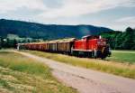 294 135 mit Güterzug Richtung Rastatt im Juli 2000 zwischen Klosterreichenbach und Röt am heutigen Haltepunkt Heselbach