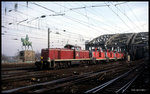 Ein Lokzug mit 294340 und zahlreichen Dieselloks der Reihe 360 kam am 21.02.1998 von der Hohenzollernbrücke durch den Hauptbahnhof Köln.