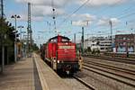 Mit zwei Kesselwagen fuhr am 25.08.2015 die 294 575-6 als  Lok 4  am Bahnsteig von München Heimeranplatz vorbei in Richtung Otterfing.