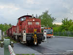 Die DB-Diesellokomotive 294 714-1 zieht einen kurzen gemischten Güterzug durch Hattingen.