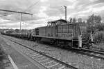 Die Rangierlokomotive 294 649-9 wartet Ende Juni 2020 mit einem kleinen Güterzug am Bahnhof Hattingen auf die Weiterfahrt.