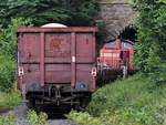 Nachschuss auf den von der Rangierlokomotive 294 649-9 gezogenen gemischten Güterzug kurz vor der Einfahrt in den Welpertunnel. (Hattingen, Juni 2020)