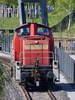 Die Diesellokomotive 294 582-2 war Ende April 2021 im eingezäunten Gleisbereich des Rheinparks in Duisburg-Hochfeld unterwegs.